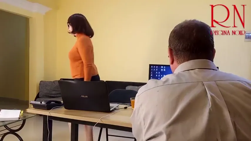 giantess - Giant Secretary Towers Over Manager In Office